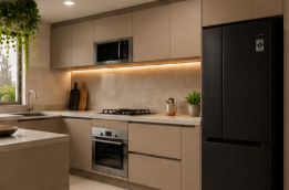 Cozinha planejada moderna com armários, cooktop e geladeira integrada